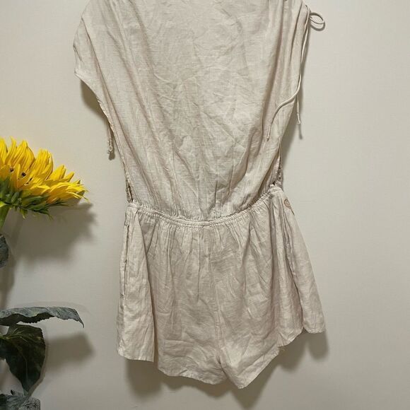 Free People Weila Romper off white  Floral Embroidered size L
Retail $14… - Picture 5 of 11
